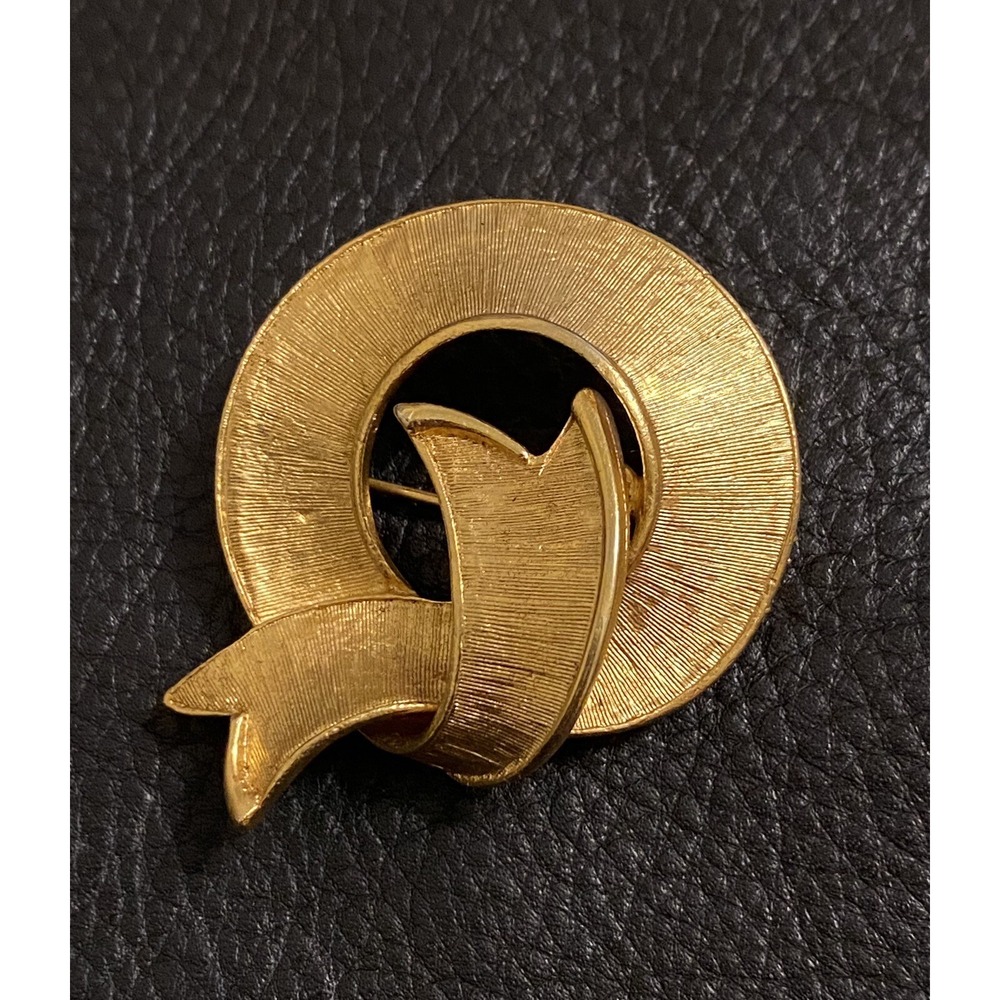 Simply Elegant Swirl Ribbon Circle Textured Vintage Gold Tone Modern Brooch Pin